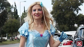 Η Φαίη Σκορδά ως «βασίλισσα Έλσα» στη Γλυφάδα | Όλες οι φωτογραφίες από το μασκέ πάρτι με τους γιους της!