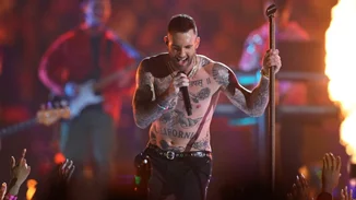 Super Bowl | Η αμφιλεγόμενη εμφάνιση του Adam Levine