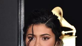 Επιτέλους, η skincare σειρά της Kylie Jenner είναι γεγονός με την ίδια να ποζάρει πιο άβαφη από ποτέ