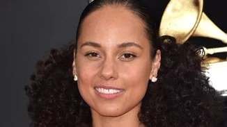 Alicia Keys | Η πρώτη παρουσιάστρια βραβείων που εμφανίστηκε χωρίς ίχνος μακιγιάζ! Μοιραζόμαστε τις σκέψεις μας