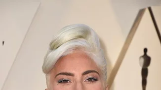 Lady Gaga | Γιατί γεμίζει την μπανιέρα με παγάκια και κάνει καυτά μπάνια;