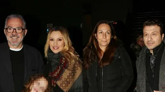 Πέγκυ Ζήνα - Γιάννης Πλούταρχος | Με τις οικογένειές τους στην τελευταία παράσταση "Μαριχουάνα Stop"