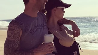 Behati Prinsloo - Adam Levine | Φόρεσαν ασορτί φορέματα με τις κόρες τους