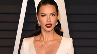 Στο πάρτυ του Vanity Fair αποθεώθηκε το cat eye μακιγιάζ και μερικές ακόμα beauty τάσεις που αξίζει να δεις