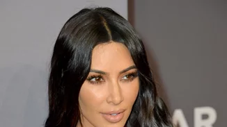 Kim Kardashian | Δείχνει τα σημάδια στο πρόσωπο και το σώμα της εξαιτίας της ψωρίασης