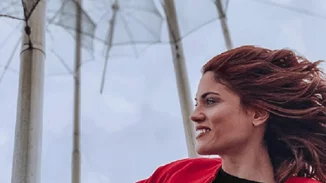 «The world of Banksy» | Η Μαίρη Συνατσάκη έγινε (έστω και για λίγο) το iconic κορίτσι με το μπαλόνι