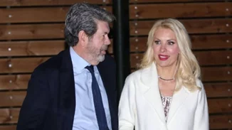 Ελένη Μενεγάκη - Γιάννης Λάτσιος | Έξοδος με τα τρία τους παιδιά (πρέπει να δεις πόσο ψήλωσε η Λάουρα)