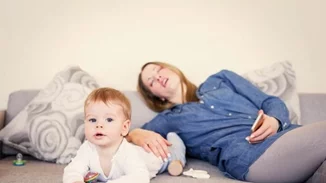 Η στέρηση του ύπνου λόγω του μωρού για τους νέους γονείς μπορεί να φθάσει τα 6 χρόνια