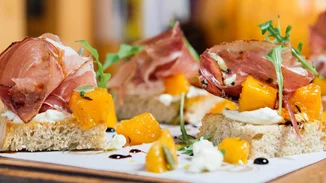 Fooding Around | Χειροποίητο σουβλάκι στο Ermina's, ράμεν σούπα στο Σύνταγμα, απογευματινό τσάι στη Madame Gateaux