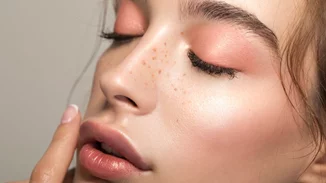 Πώς θα δεις την επιδερμίδα σου πιο λαμπερή από ποτέ με τον πιο φυσικό τρόπο