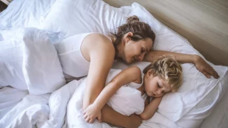 Το να ξαπλώνω δίπλα στο παιδί μου μέχρι να αποκοιμηθεί, είναι η καλύτερη συνήθεια που είχα ποτέ