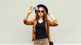 Λευκό, μαύρο ή κόκκινο; Αυτά είναι τα καλύτερα χρώματα που μπορείς να φορέσεις σε μια φωτογραφία