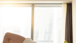 Ασκήσεις στο κρεβάτι σε 3 λεπτά (για κοιλιακούς και γλουτούς)