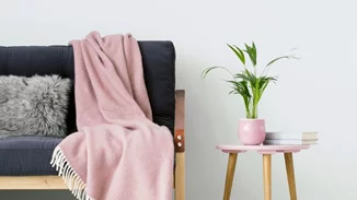 Κάθε πότε πρέπει να πλένεις το ριχτάρι του καναπέ;