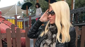 Ελένη Μενεγάκη & Μάκης Παντζόπουλος | Βόλτα με τα παιδιά τους στο κέντρο της Αθήνας