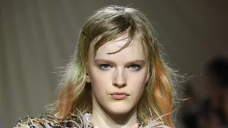 Τα μαλλιά στο show της Mary Katrantzou λέγονται Color Cloud και μόλις σου έλυσαν το μεγαλύτερό σου πρόβλημα