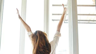 Σου φαίνεται δύσκολο το πρωινό ξύπνημα; Οι κινήσεις πριν κοιμηθείς και αφού ξυπνήσεις για να φαίνεσαι φρέσκια