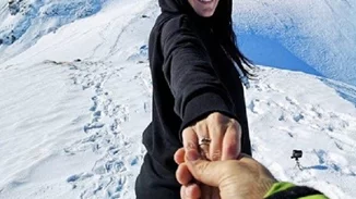 Wow | Γνωστός Έλληνας παρουσιαστής έκανε πρόταση γάμου στην αγαπημένη του στις Άλπεις