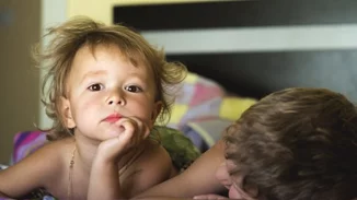 Πώς να βοηθήσετε το «κακό παιδί» της οικογένειας να ξεφύγει από το ρόλο του ταραχοποιού