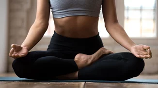 Ασκήσεις για ενδυνάμωση στον καναπέ | Εύκολα και για όλο το σώμα