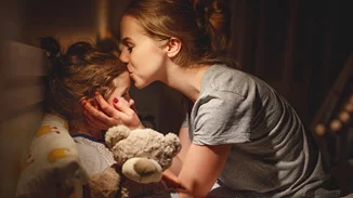 Το να αγκαλιάζετε τα παιδιά για καληνύχτα είναι τρόπος επικοινωνίας της αγάπης χωρίς να πείτε λέξη