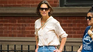 Aν αγαπάς το total black, η Κatie Holmes σού προτείνει το trendy twist για να το απογειώσεις