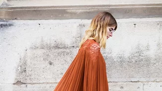 Τι να κάνω αν τα ρούχα μου «ηλεκτρίζονται»; 7 λύσεις για να μην κολλάνε τα υφάσματα πάνω σου