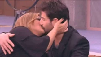 Αλέξης Γεωργούλης - Βίκυ Σταυροπούλου | Φιλιούνται στο στόμα και ρίχνουν το Instagram (vid)