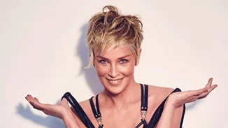 H 62χρονη Sharon Stone με μαγιό στην πισίνα του σπιτιού της