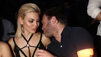 Ναι ή όχι; Το πολύ τολμηρό look που έκανε η Αλεξάνδρα Παναγιώταρου για να βγει με τον σύζυγό της