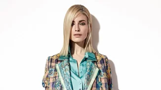 Ευαγγελία Αραβανή | Φωτογραφίζεται για τη MadameFigaro με δημιουργία της νικήτριας Μαργαρίτας Πριφτάκη