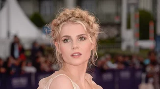 Τα καλύτερα και πιο εύκολα χτενίσματα για καρέ μαλλιά από την Lucy Boynton