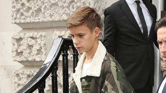Romeo Beckham | Με ποια διάσημη ηθοποιό είναι ζευγάρι;