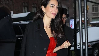 H Amal Clooney το έκανε ολόσωστα | Πώς να ντυθείς σε βραδινή έξοδο με τζιν