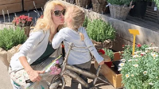 Ελένη Μενεγάκη | Η νέα οικογενειακή φωτογραφία με την πεθερά της και η απίστευτη ομοιότητα με την Βαλέρια!