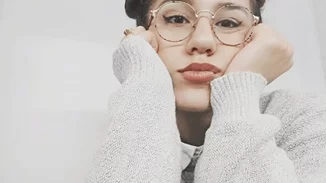 Quiz! Ποια είναι αυτή η κοπέλα; (Hint: Είναι κόρη πολύ γνωστών Ελλήνων ηθοποιών)