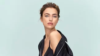 Πώς θα φορέσεις τα μεταξωτά ρούχα με casual look; Πάρε ιδέες από την Irina Shayk για θηλυκό στυλ