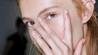 4 τρόποι για να μην σπάει το κονσίλερ