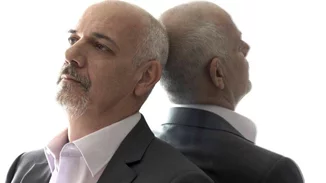 Γιώργος Κιμούλης | Η κούκλα 25χρονη κόρη του τράβηξε τα βλέμματα όλων στην πρεμιέρα του (pics)