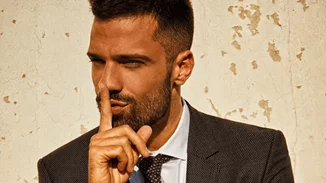 Ο Κωνσταντίνος Αργυρός στην παλιά του γειτονιά | Η φωτογραφία από πλατεία στο Ίλιον