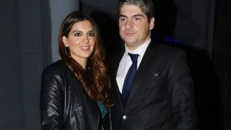 Οικογενειακή απόδραση στο εξωτερικό για Σταματίνα Τσιμτσιλή και Θέμη Σοφό | Φωτογραφίες από το αεροδρόμιο