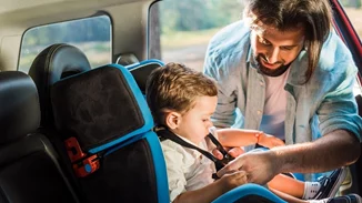 5 πράγματα που μπορείτε να κάνετε όταν το παιδί αρνείται να μπει στο παιδικό κάθισμα αυτοκινήτου