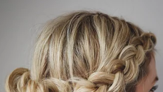 Βήμα βήμα: H τέλεια πλεξίδα και πώς με μία κίνηση γίνεται βραδινό χτένισμα