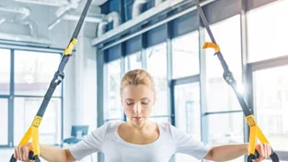 TRX ασκήσεις για γυναίκες: Το πρόγραμμα για κορμό, πλάτη και πόδια