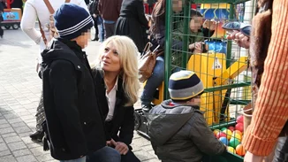 Φαίη Σκορδά | Χαλαρή βόλτα με τα παιδιά της! Δες τι φόρεσε