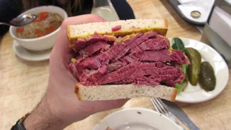 Το μόνο σάντουιτς με παϊδάκια και παστράμι που αξίζει να δοκιμάσεις