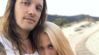 Πηνελόπη Αναστασοπούλου - Φώτης Μπερνάντο | Πλάνα από το σπίτι του rock ζευγαριού