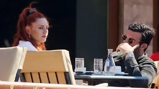 Ναι ή όχι; | Δες τι φόρεσε η Έβελυν Καζαντζόγλου σε πρωινό βόλτα με τον σύντροφό της, Τζωρτζ Παπακώστα