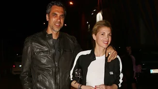Ναι ή όχι; Δες τι φόρεσε η Νίκη Κάρτσωνα για να βγει βράδυ με τον σύζυγό της, Νίκο Χατζή