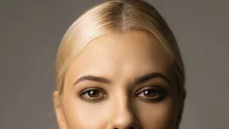 Λάουρα Νάργες | Είπε «αντίο» στο ξανθό με έναν μοναδικό τρόπο. Αυτό είναι το νέο χρώμα στα μαλλιά της